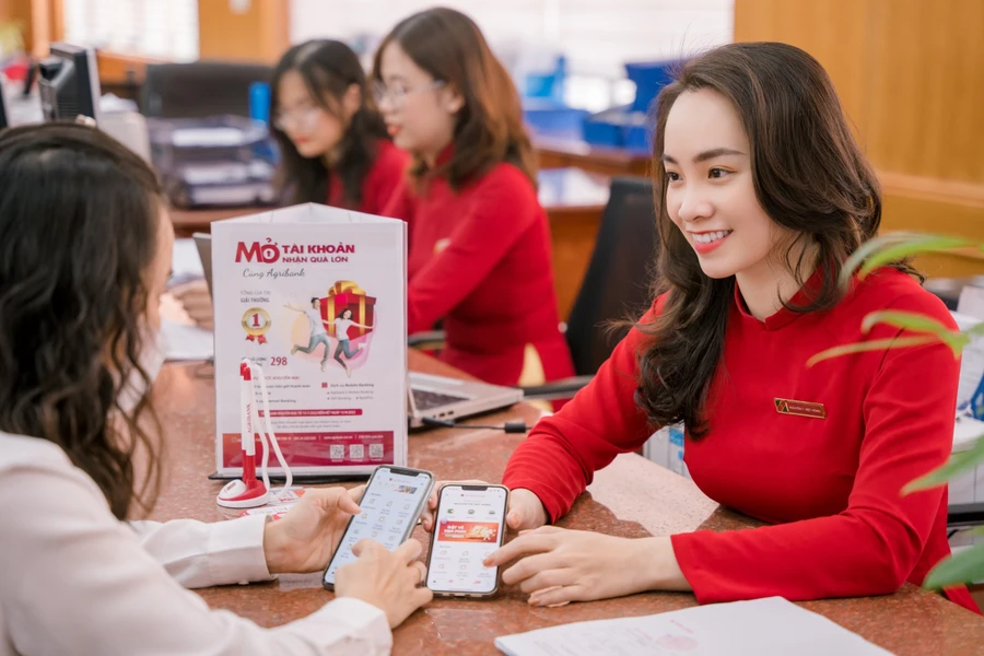 Nữ lao động Agribank không ngừng học hỏi, nâng cao trình độ chuyên môn