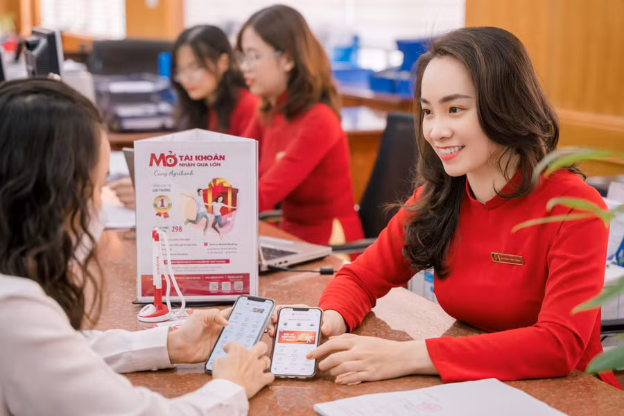 Nữ lao động Agribank không ngừng học hỏi, nâng cao trình độ chuyên môn