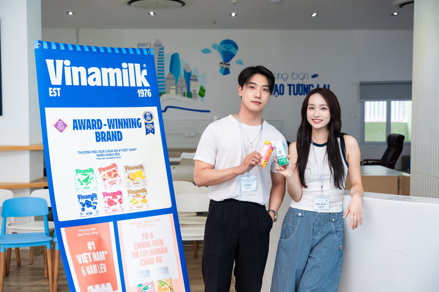 Nữ diễn viên Diễm Quỳnh cùng bạn học tại workshop “Ươm mầm tài năng”. anh-5-vnm.jpg