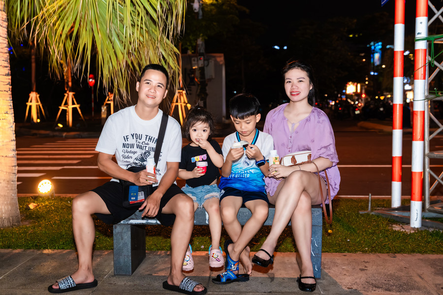 Các sản phẩm sữa chua Vinamilk đồng hành cùng người dân tại các điểm chiếu phim ngoài trời diễn ra xuyên suốt DANAFF III. anh-6d-vnm.jpg
