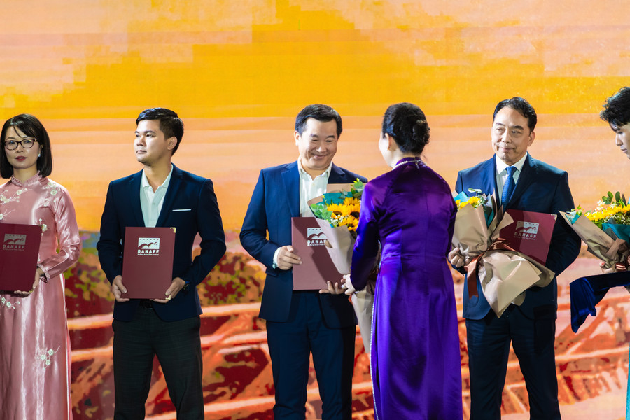 Ông Đỗ Thanh Tuấn – đại diện Vinamilk (thứ 3 từ trái sang) đại diện Vinamilk nhận hoa và thư cảm ơn từ Ban tổ chức DANAFF III (Ảnh: Thành Huy). anh-3a-vnm.jpg