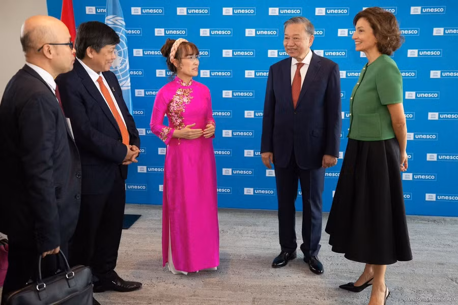 Tiến sĩ Phương Thảo trao đổi cùng Tổng Bí thư, Chủ tịch nước Tô Lâm và Tổng giám đốc UNESCO Audrey Azoulay (ảnh: T.L)