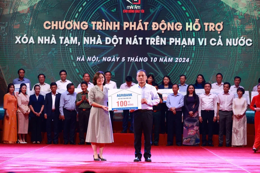 Agribank ủng hộ kinh phí 100 tỷ đồng cho Chương trình xóa nhà tạm, nhà dột nát trên toàn quốc