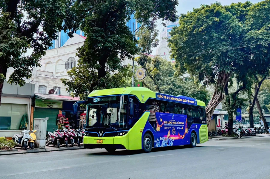 Du khách dễ dàng đến với Lễ hội Xuân lớn nhất Việt Nam nhờ mạng lưới VinBus hoạt động liên tục từ 5h-24h mỗi ngày