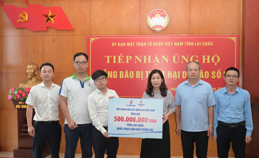 Đồng chí Lê Hoài Bắc đại diện PV GAS đi cùng Đoàn Thanh niên Petrovietnam tặng quà cứu trợ tỉnh Lai Châu a3-mr-lhbac-ung-ho.jpg