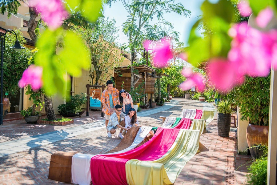 Khám phá “Tinh hoa làng nghề Việt” bằng những trải nghiệm mới lạ, sáng tạo. Ảnh: VinWonders. 4vin.jpg
