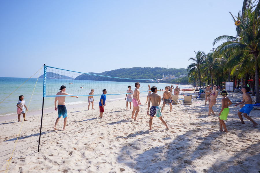 Phú Quốc với khí hậu ôn hòa, nắng ấm quanh năm cùng những bãi biển nhiệt đới đang thu hút đông đảo du khách trong và ngoài nước.