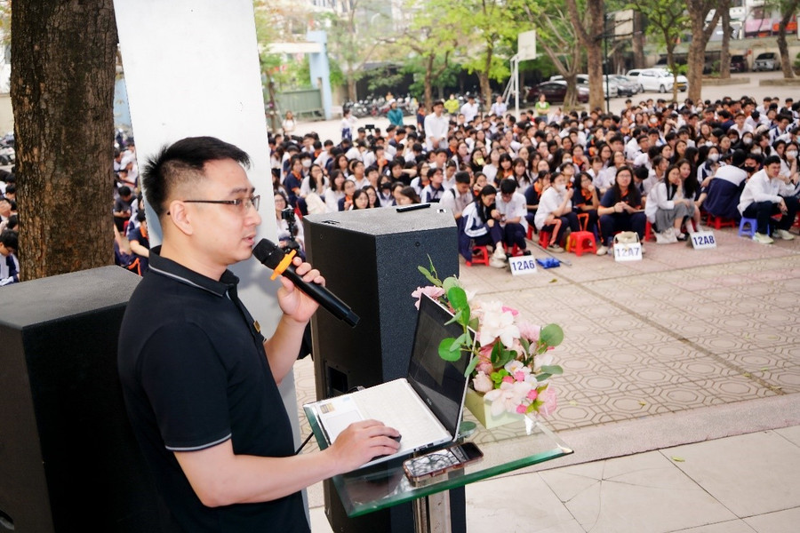 Thầy Lê Duy Cường, cán bộ CNTT hướng dẫn HS đăng ký dự thi tốt nghiệp. a8-cd-b3.jpg