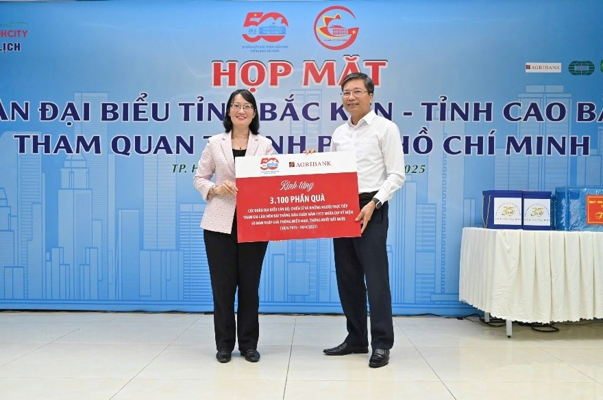Đồng chí Phạm Gia Khương (bên phải) - Phó trưởng Văn phòng Đại diện Agribank khu vực miền Nam trao biểu trưng 3.100 phần quà của Agribank tặng các cán bộ, chiến sĩ trực tiếp tham gia làm nên Đại thắng mùa Xuân 1975 đến thăm Thành phố Hồ Chí Minh