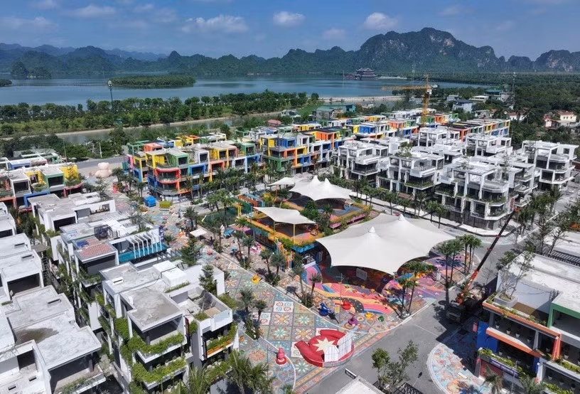  Flamingo Golden Hill với lưng tựa núi Liên Sơn, mặt hướng hồ Tam Chúc 