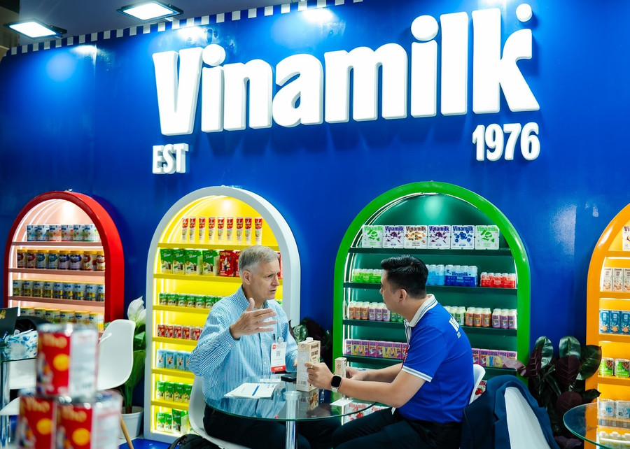 Vinamilk gặp gỡ, làm việc với nhiều đối tác đến từ các nước trong khu vực châu Á và Âu – Mỹ trong các hoạt động xúc tiến thương mại quốc tế. Ảnh: Vi Nam kqkd-q2-anh-2b-vnm.jpg