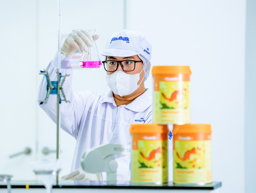 Đẩy mạnh hoạt động nghiên cứu và phát triển, đổi mới sản phẩm, Vinamilk tiên phong đưa đột phá 6 HMO vào giải pháp dinh dưỡng cho trẻ. Ảnh: Nguyễn Hoàng kqkd-q2-anh-3b-vnm.jpg