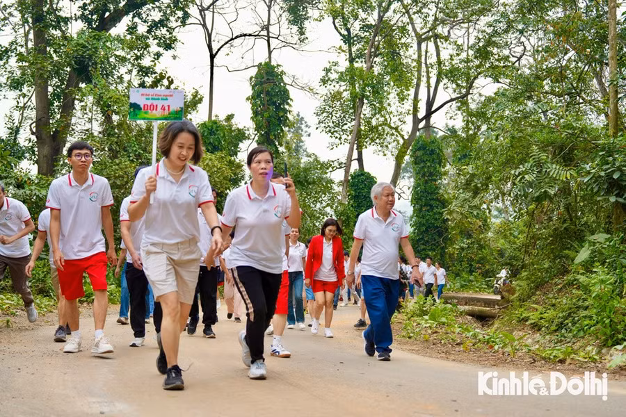 Các hoạt động bên lề như tìm hiểu mục tiêu phát triển bền vững (SDGs), nhận diện các thách thức môi trường, lồng ghép thông tin khoa học vào trải nghiệm thực tế đã giúp người tham gia không chỉ vận động thể chất, mà còn được “khai mở” nhận thức.