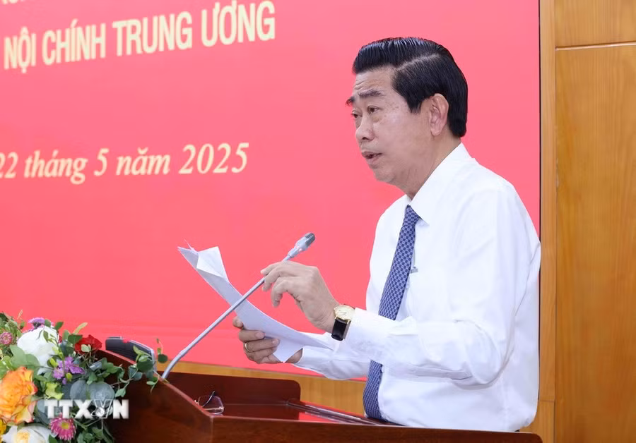 Đồng chí Võ Văn Dũng, Ủy viên Trung ương Đảng, Phó Trưởng Ban Thường trực Ban Nội chính Trung ương trình bày báo cáo tại buổi làm việc. (Ảnh: Phương Hoa/TTXVN).