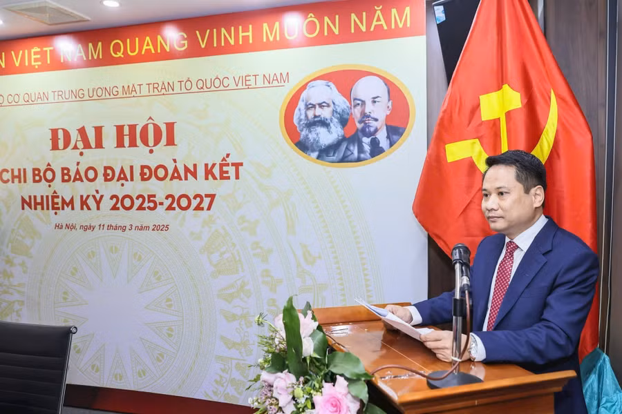 Nhà báo Trương Thành Trung, Ủy viên Ban Chấp hành Đảng bộ Cơ quan Trung ương Mặt trận Tổ quốc Việt Nam, Bí thư Chi bộ, Tổng Biên tập Báo Đại Đoàn Kết phát biểu khai mạc Đại hội. (Ảnh: Quang Vinh)