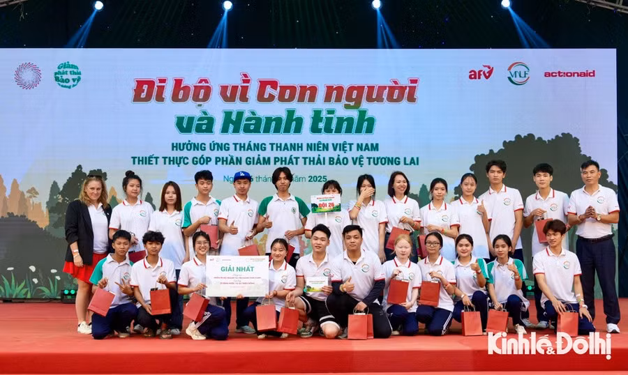 Bà Jennifer Vidmo, Tổng Thư ký ActionAid Thụy Điển và PGS.TS Bùi Thế Đồi, Hiệu trưởng Trường Đại học Lâm nghiệp trao giải Nhất cho đội 26 tham gia sự kiện "Đi bộ vì Con người và Hành tinh”.