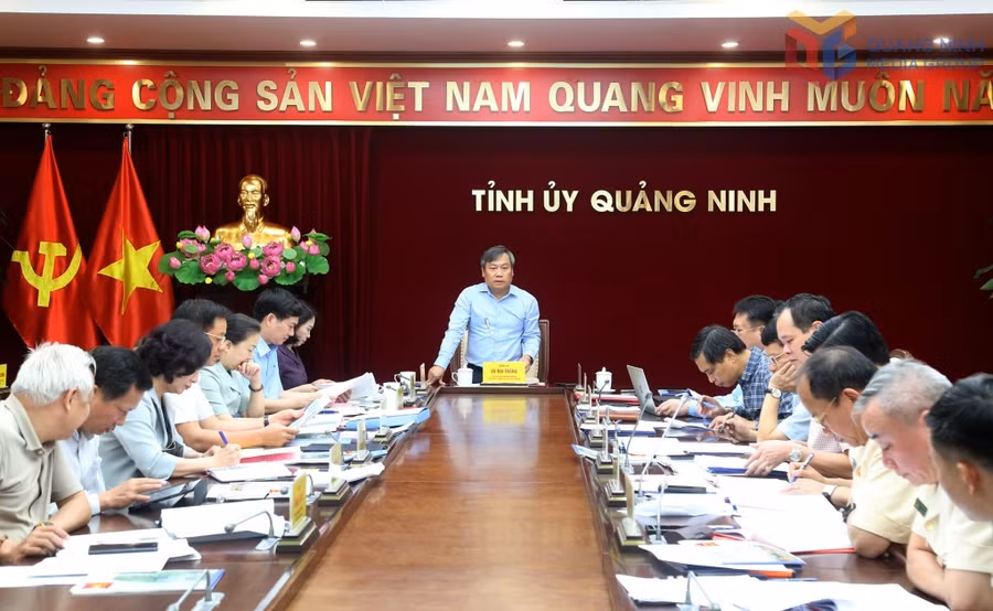 Ông Vũ Đại Thắng, Ủy viên Trung ương Đảng, Bí thư Tỉnh ủy, Trưởng Đoàn ĐBQH tỉnh Quảng Ninh, phát biểu chỉ đạo tại hội nghị.