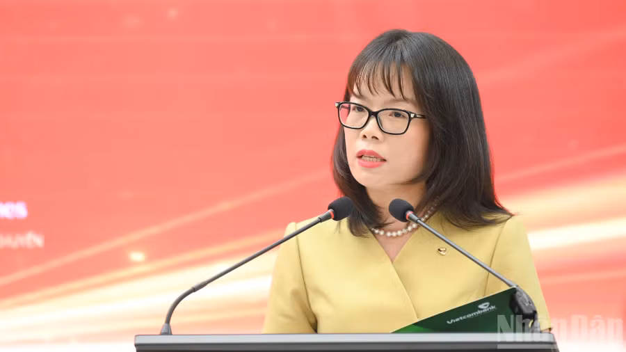 Bà Đoàn Hồng Nhung - Thành viên Ban Điều hành, Giám đốc Khối Bán lẻ, Ngân hàng Vietcombank phát biểu tại buổi họp báo. (Ảnh: THẾ ĐẠI).