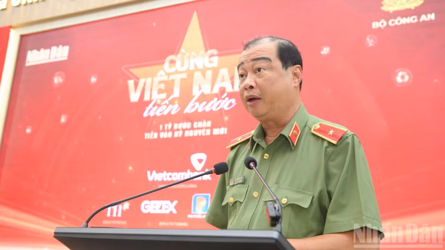 Thiếu tướng Lê Hồng Hiệp, Phó Cục trưởng Cục Công tác chính trị phát biểu tại buổi họp báo. (Ảnh: THẾ ĐẠI).