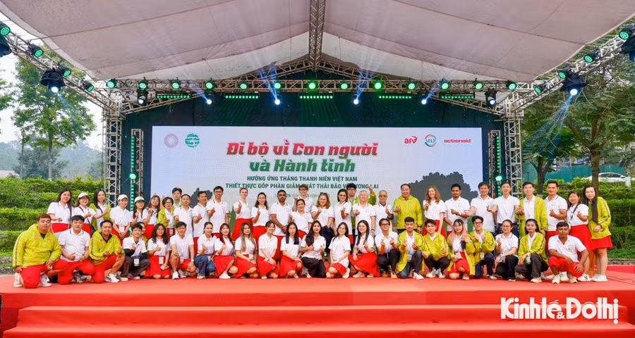Các đại biểu chụp ảnh lưu niệm tại sự kiện.