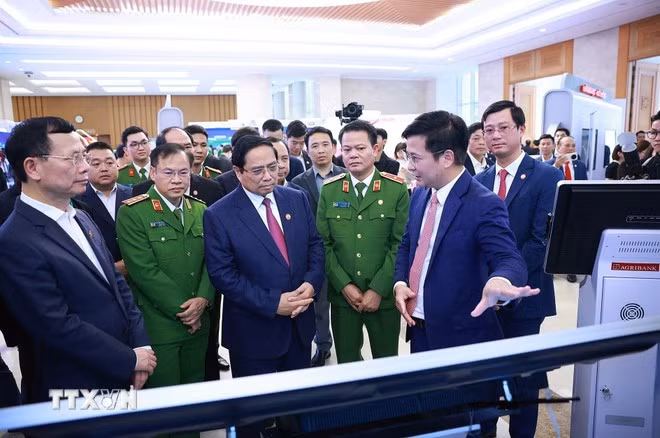 Thủ tướng Phạm Minh Chính tham quan trưng bày về phát triển khoa học, công nghệ, đổi mới sáng tạo và chuyển đổi số. (Ảnh: Dương Giang/TTXVN)