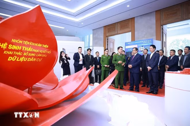 Thủ tướng Phạm Minh Chính tham quan trưng bày về phát triển khoa học, công nghệ, đổi mới sáng tạo và chuyển đổi số. (Ảnh: Dương Giang/TTXVN)