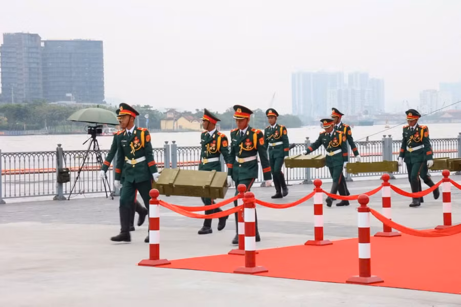 Khoảng 6h, tại khu vực bến Bạch Đằng, các chiến sĩ, sĩ quan Quân đội đã sẵn sàng chờ đến giờ khai hoả.