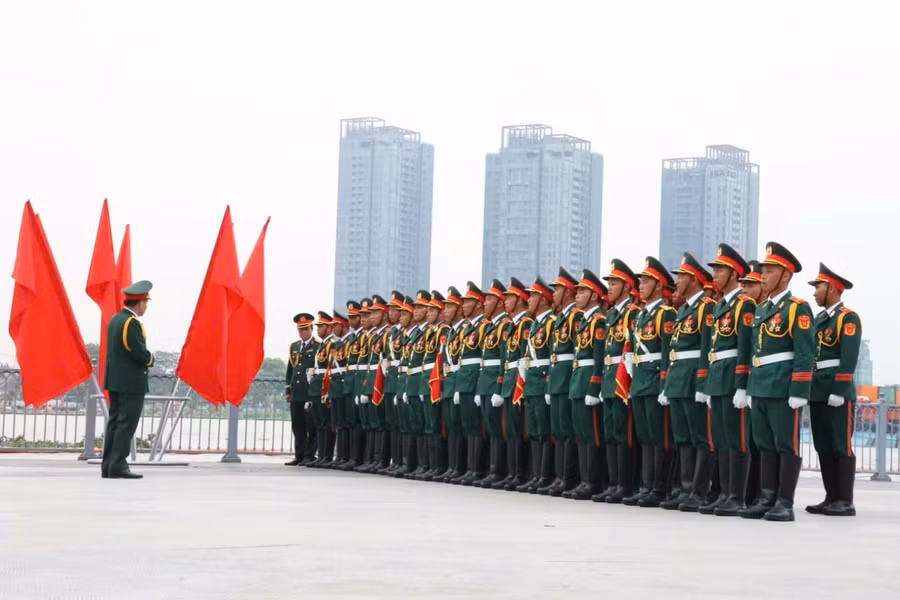 Những chiến sĩ pháo lễ trước giờ chờ bắn đại bác.
