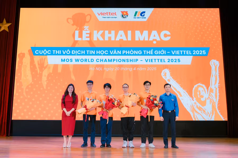 dai-dien-btc-tang-hoa-tuyen-duong-cac-dai-su-mos-dat-thanh-tich-the-gioi-moswc-viettel-2024.jpg