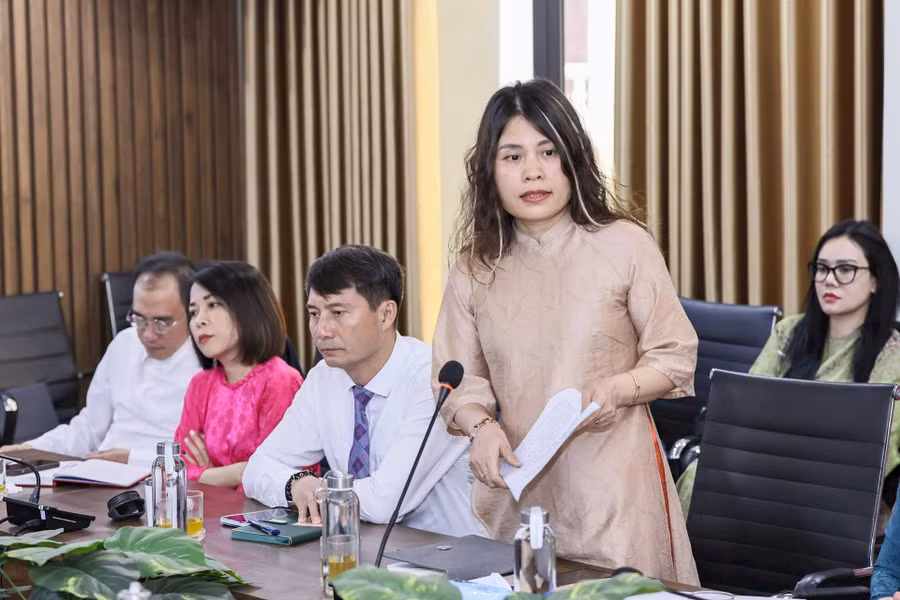 Nhà báo Nguyễn Cẩm Thúy, Phụ trách Ban Chuyên đề, tham luận tại Đại hội. (Ảnh: Quang Vinh)