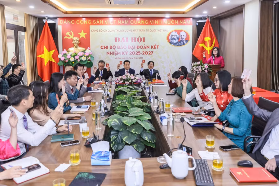 Đại hội biểu quyết thông qua chương trình và Quy chế làm việc của Đại hội. (Ảnh: Quang Vinh)