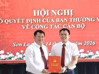 Ông Lò Minh Hùng, Phó Bí thư Tỉnh ủy Sơn La (người bên trái) trao Quyết định bổ nhiệm cho ông Nguyễn Chí Chung.