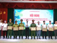 Ông Nguyễn Thành Công, Phó Chủ tịch UBND tỉnh Sơn La chuyển trao Bằng khen cho các cá nhân có thành tích xuất sắc.