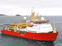 Tàu HMS Protector của Hải quân Hoàng gia Anh.