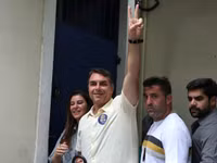 Thượng nghị sĩ Brazil Flavio Bolsonaro đến điểm bỏ phiếu trong vòng bầu cử tổng thống thứ hai ở Rio de Janeiro, ngày 25/10/2026.