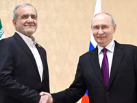 Tổng thống Nga Vladimir Putin (phải) và Tổng thống Iran Masoud Pezeshkian.
