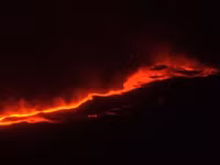 Núi lửa Etna phun trào, tạo ra những cột dung nham, dòng chảy mới và lượng tro bụi phát thải liên tục, ngày 18/8/2026.