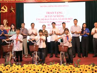Các em học sinh có hoàn cảnh khó khăn nhận xe đạp từ Trường Chính trị tỉnh Sơn La.