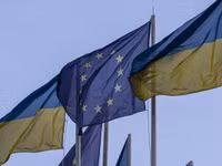 Lá cờ Ukraine và EU.