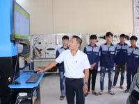 Giảng viên Trường Cao đẳng Kỹ thuật Công nghệ Sơn La đang hướng dẫn sinh viên thực hành.