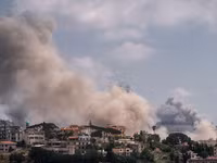 Khói bốc lên sau một cuộc không kích của Israel ở Nabatieh, Lebanon, ngày 21/8/2026.