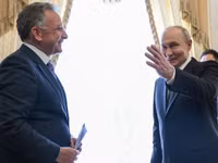 Tổng thống Nga Vladimir Putin (phải) chào đón đặc phái viên Steve Witkoff tại Cung điện Constantine, ngoại ô St. Petersburg, ngày 21/10/2026.