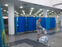 Cử tri đi bỏ phiếu tại một điểm bỏ phiếu ở thành phố Almaty, Kazakhstan, ngày 23/8.