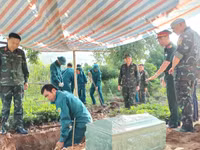 Tiến hành khai quật và cất bốc hài cốt liệt sĩ.