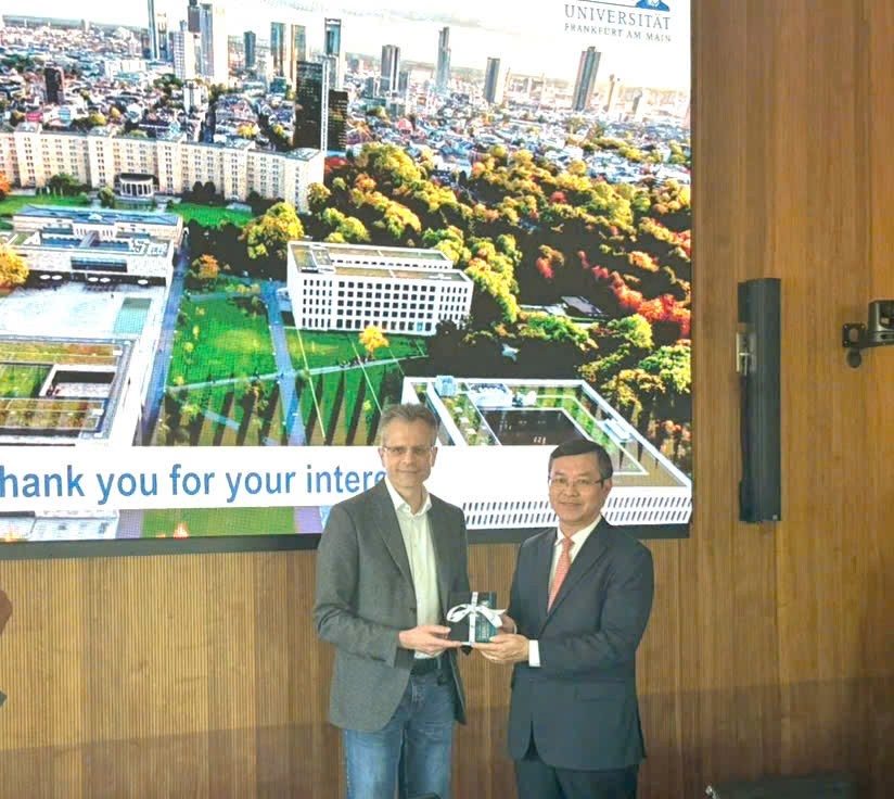 Thứ trưởng Nguyễn Văn Phúc tặng quà lưu niệm cho ông Michael Huth, Phó Hiệu trưởng ĐH Goethe Frankfurt. z6667545396815-c3fe8acaa2ee579b4edc9663085741bd.jpg