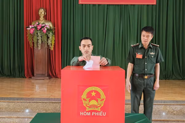 Cử tri bỏ phiếu tại Tiểu đoàn Huấn luyện - Cơ động 1, xã Thuận Hạnh, tỉnh Lâm Đồng.