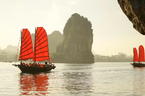 Thuyền ba vách cánh buồm đỏ là trải nghiệm thú vị cho du khách đến với Quảng Ninh.
