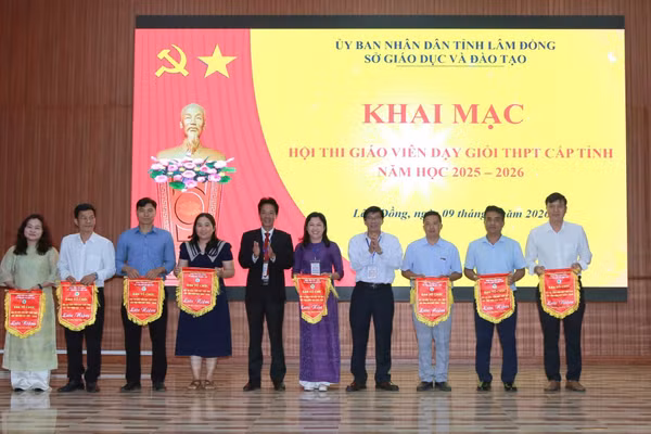 Trao cờ lưu niệm cho các trường có giáo viên dự thi. Ảnh: Nguyễn Hiền.