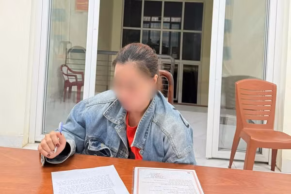 Người phụ nữ trong clip tại cơ quan công an. (Ảnh: Công an xã Ea Kar cung cấp).