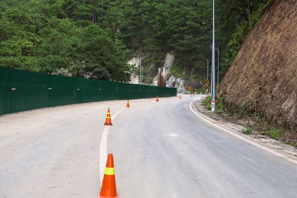 Đoạn bị sạt lở cơ bản được gia cố, tạm thời lưu thông 2 làn xe.